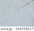 ヒビ割れた壁 2 104358617