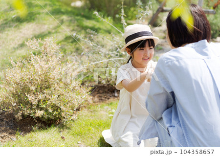 公園で遊ぶ親子の写真 104358657
