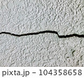 ヒビ割れた壁 3 104358658