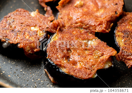 茄子(なす)のカリカリチーズ焼き調理シーン。 104358671