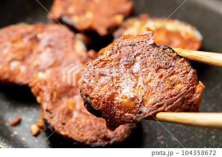 茄子(なす)のカリカリチーズ焼き調理シーン。 104358672