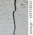ヒビ割れた壁 4 104358692