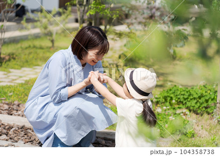 庭で遊ぶ親子の写真 104358738