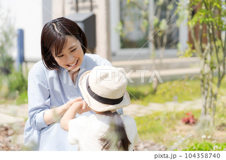 庭で遊ぶ親子の写真 104358740