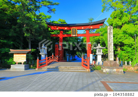 【福井県】快晴の北陸道総鎮守　気比神宮の大鳥居 104358882
