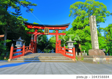【福井県】快晴の北陸道総鎮守 気比神宮の大鳥居 【福井県】快晴の北陸道総鎮守 気比神宮の大鳥居 104358884