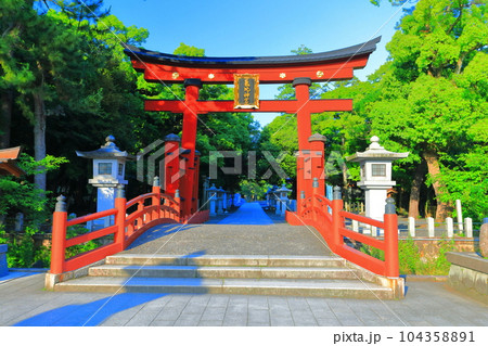 【福井県】快晴の北陸道総鎮守　気比神宮の大鳥居 104358891