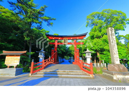 【福井県】快晴の北陸道総鎮守　気比神宮の大鳥居 104358896