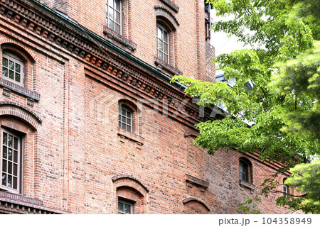 古いレンガの建物 104358949