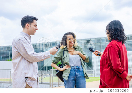 インタビューを受ける外国人女性 104359266