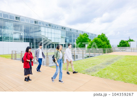 キャンパスを歩く多国籍の学生グループ 104359267