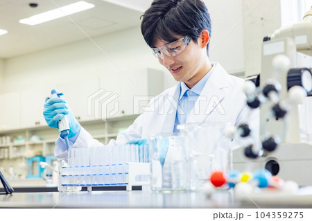 研究室で実験する白衣の男性 研究室で実験する白衣の男性 104359275