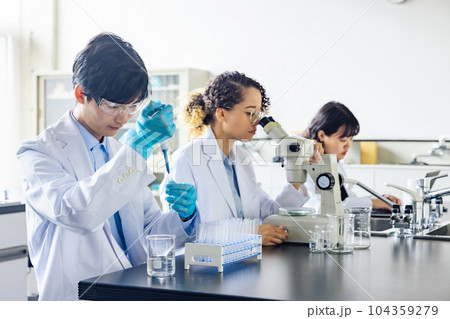 研究室で実験する多国籍研究者グループ 研究室で実験する多国籍研究者グループ 104359279