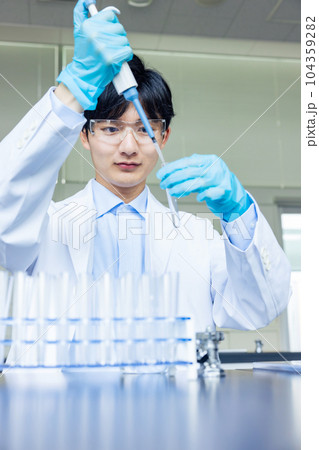 研究室で実験する白衣の男性 104359282