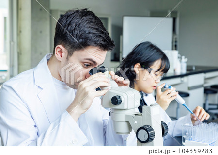 研究所で実験する多国籍研究者グループ 研究所で実験する多国籍研究者グループ 104359283