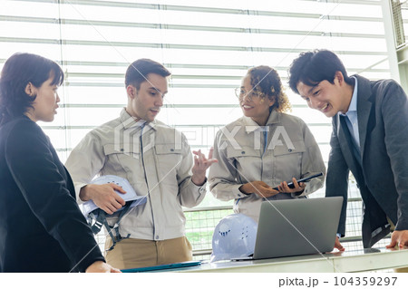 ビル内で会議する多国籍エンジニアとビジネスパーソンのグループ 104359297