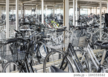 沢山の自転車が停めてある日本の駐輪場 沢山の自転車が停めてある日本の駐輪場 104359382