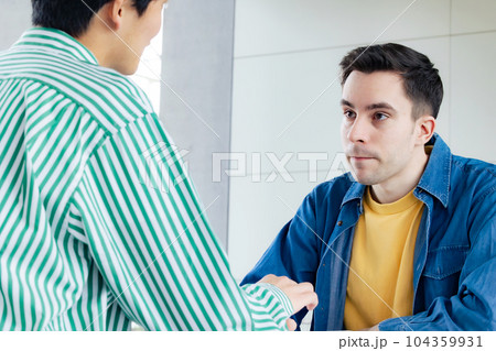外国人男性と会話する男性 外国人男性と会話する男性 104359931