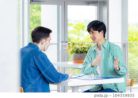 外国人男性と会話する男性 104359935