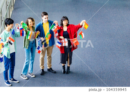 万国旗を持つ多国籍の人々 俯瞰アングル 万国旗を持つ多国籍の人々 俯瞰アングル 104359945