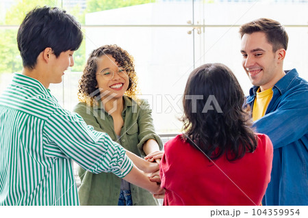 円陣を組む多国籍の人々 チームワークイメージ 円陣を組む多国籍の人々 チームワークイメージ 104359954