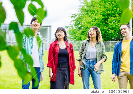 広場で会話する多国籍の学生グループ 104359962