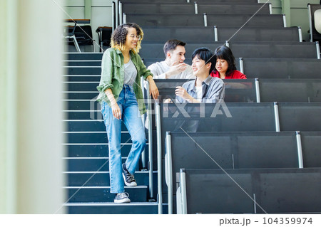 教室で会話する多国籍学生のグループ 104359974