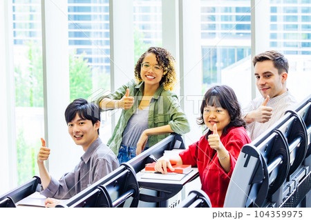 教室でサムアップする多国籍学生のグループ 104359975