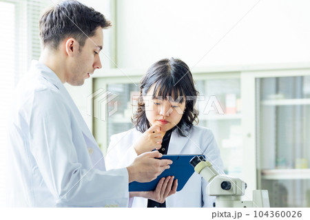 研究室で会話する多国籍グループ 研究室で会話する多国籍グループ 104360026