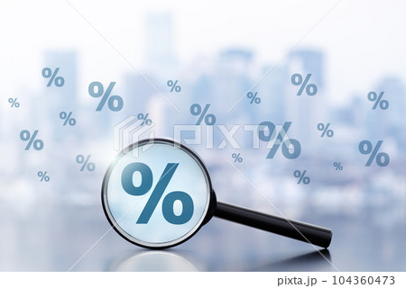 利息や配当もしくは税率などを調べるイメージ。ビル群の背景に虫眼鏡と多数のパーセントマーク。 利息や配当もしくは税率などを調べるイメージ。ビル群の背景に虫眼鏡と多数のパーセントマーク。 104360473