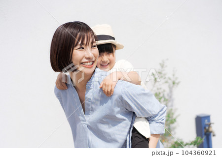 おんぶをする親子の写真 104360921