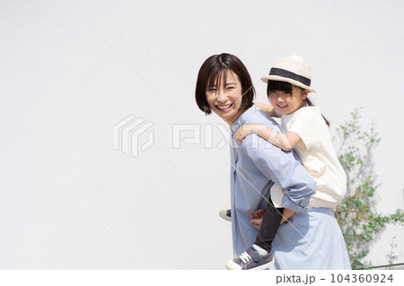 おんぶをする親子の写真 おんぶをする親子の写真 104360924