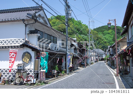 広島県府中市：上下町の町並み/末廣～(正面)翁座〔5月〕 104361811