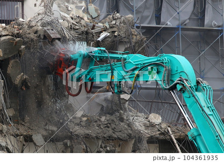 圧砕機による鉄筋コンクリート建築の解体作業 104361935