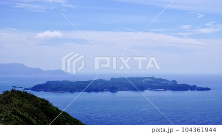 新島の石山トレッキングコースから見た式根島 新島の石山トレッキングコースから見た式根島 104361944