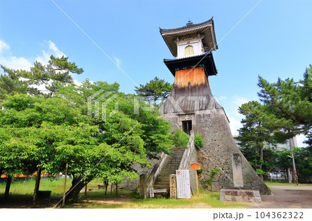 【香川県】晴天下に聳え立つ日本一高い(高灯籠) 【香川県】晴天下に聳え立つ日本一高い(高灯籠) 104362322