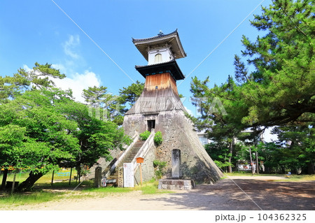 【香川県】晴天下に聳え立つ日本一高い(高灯籠) 【香川県】晴天下に聳え立つ日本一高い(高灯籠) 104362325