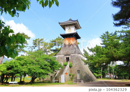 【香川県】晴天下に聳え立つ日本一高い(高灯籠) 【香川県】晴天下に聳え立つ日本一高い(高灯籠) 104362329