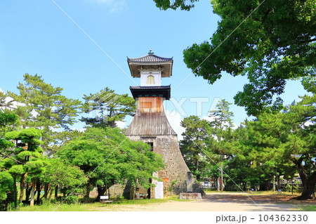 【香川県】晴天下に聳え立つ日本一高い(高灯籠) 【香川県】晴天下に聳え立つ日本一高い(高灯籠) 104362330