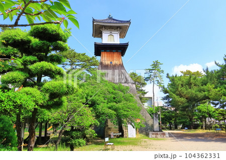 【香川県】晴天下に聳え立つ日本一高い（高灯籠） 104362331