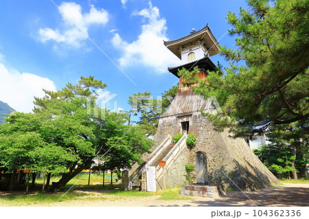 【香川県】晴天下に聳え立つ日本一高い(高灯籠) 【香川県】晴天下に聳え立つ日本一高い(高灯籠) 104362336