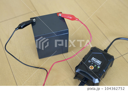 12V鉛バッテリーと充電器 充電中の様子 104362752