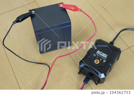 12V鉛バッテリーと充電器 充電中の様子 104362753