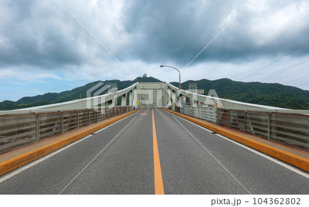 境水道に架かる境水道大橋(鳥取県境港市~島根県松江市) 境水道に架かる境水道大橋(鳥取県境港市~島根県松江市) 104362802