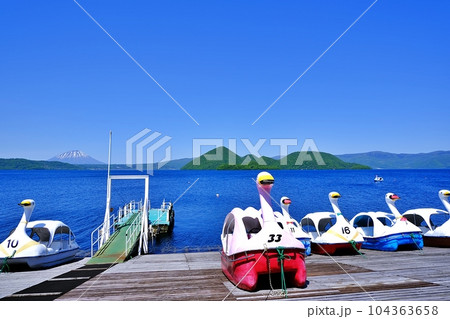 夏の北海道 洞爺湖とスワンボート乗り場 104363658