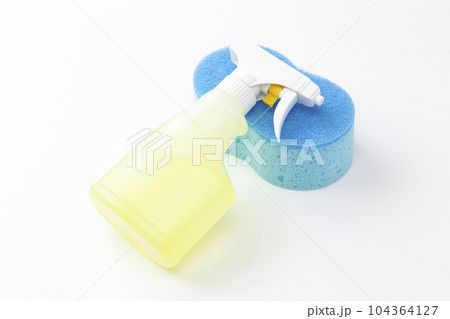 洗剤とスポンジ　風呂掃除イメージ 104364127
