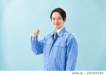 作業服の男性 ガッツポーズ 作業服の男性 ガッツポーズ 104364588