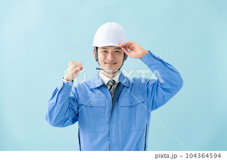 作業服の男性 ガッツポーズ 作業服の男性 ガッツポーズ 104364594