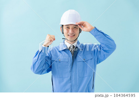 作業服の男性 ガッツポーズ 作業服の男性 ガッツポーズ 104364595