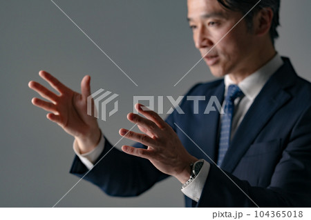 話をする男性 対談 話をする男性 対談 104365018